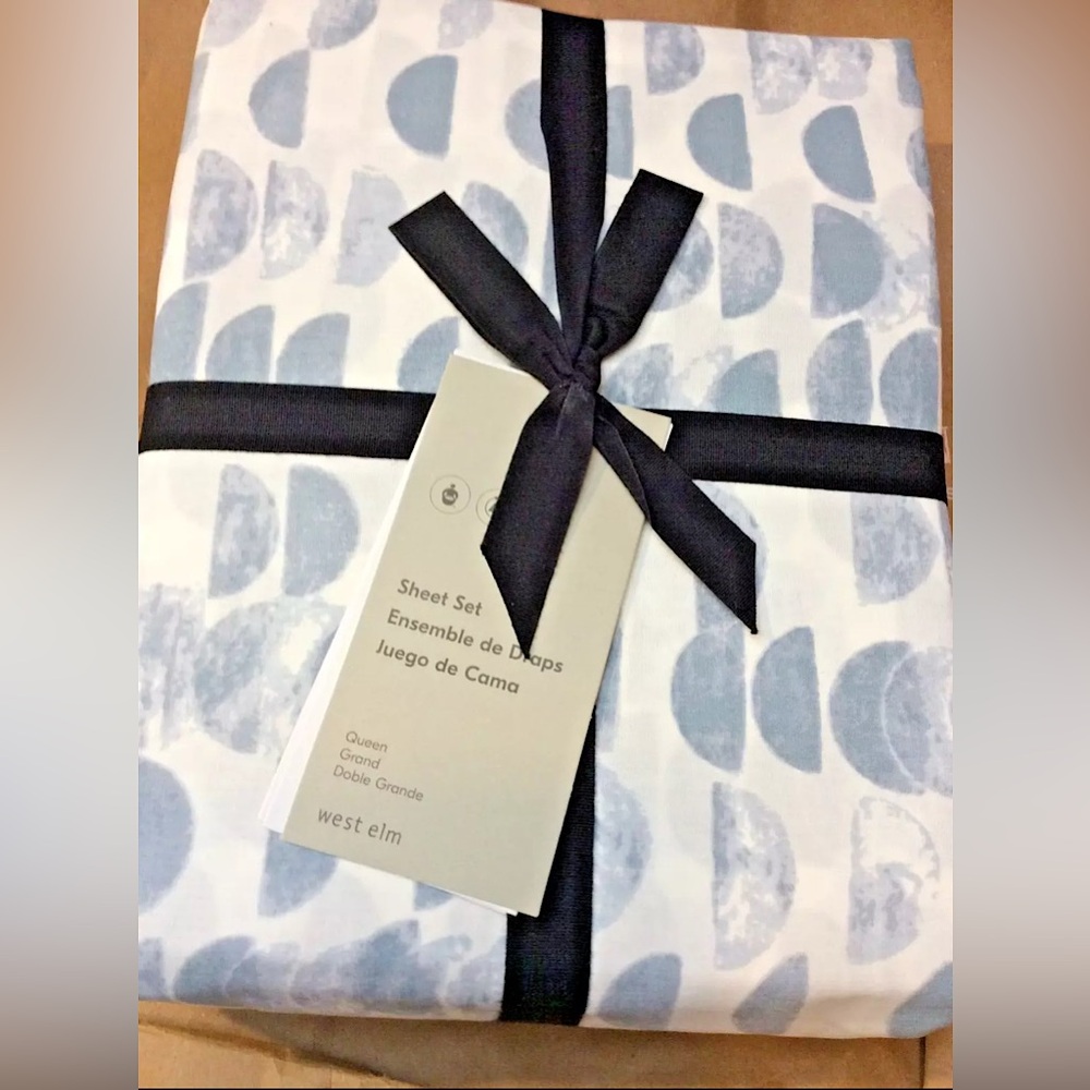 🌙 ISO West Elm Half Moon Organic Cotton Sheets - QUEEN - Shimmer Blue or Grey ✨